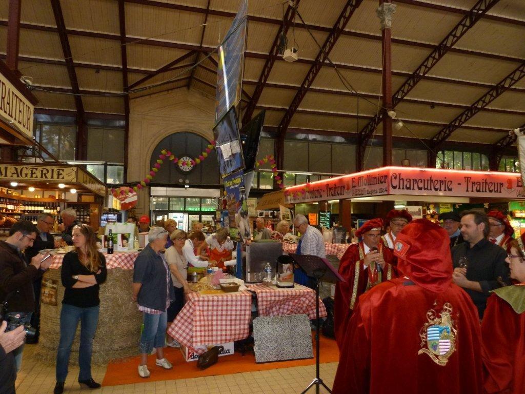 halles_narbonne_tout_un_fromage_aveyronnais_aop_fitou_confrerie_la_mesnie_roquefort_papillon_societe_fourme_d_ambert_bergers_larzac_23_mai_2014-50