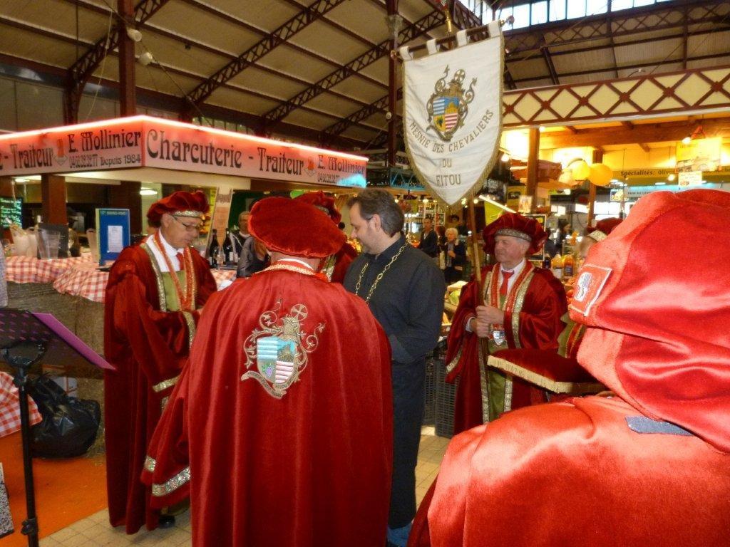 halles_narbonne_tout_un_fromage_aveyronnais_aop_fitou_confrerie_la_mesnie_roquefort_papillon_societe_fourme_d_ambert_bergers_larzac_23_mai_2014-52