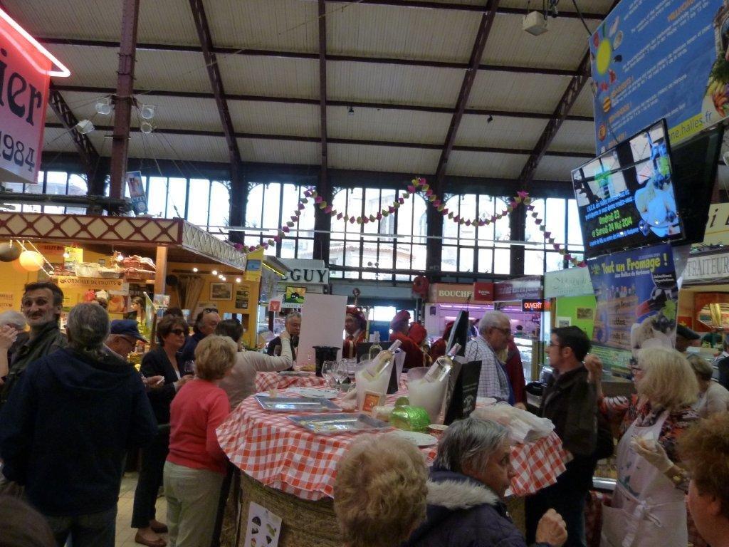 halles_narbonne_tout_un_fromage_aveyronnais_aop_fitou_confrerie_la_mesnie_roquefort_papillon_societe_fourme_d_ambert_bergers_larzac_23_mai_2014-58