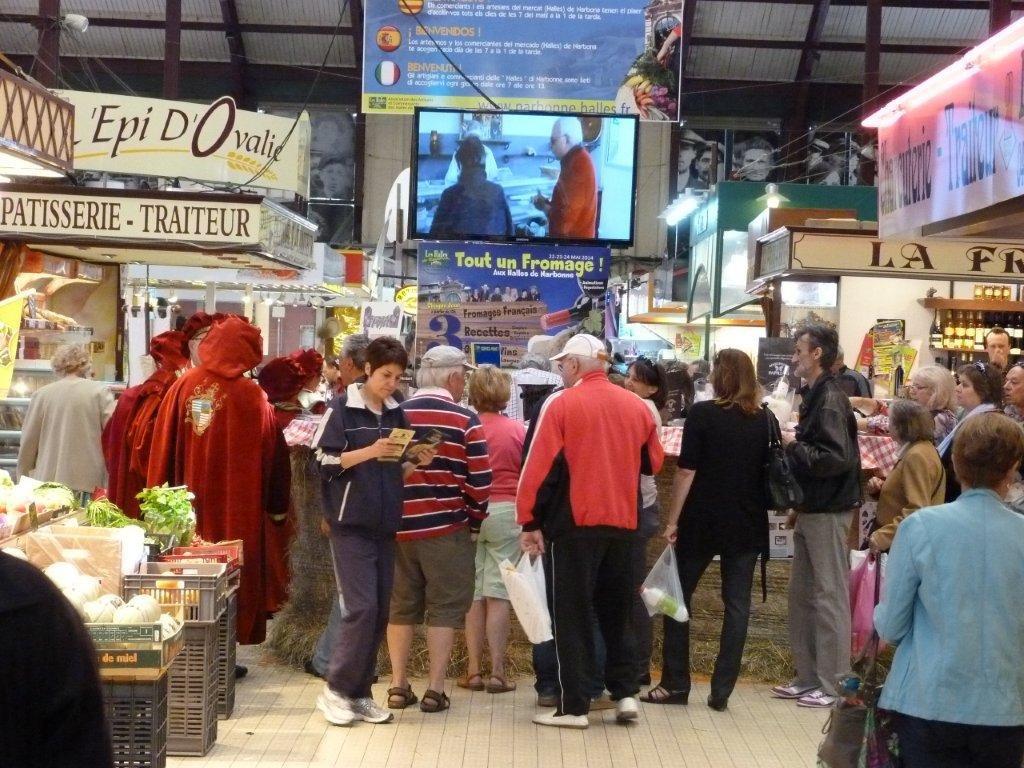 halles_narbonne_tout_un_fromage_aveyronnais_aop_fitou_confrerie_la_mesnie_roquefort_papillon_societe_fourme_d_ambert_bergers_larzac_23_mai_2014-59