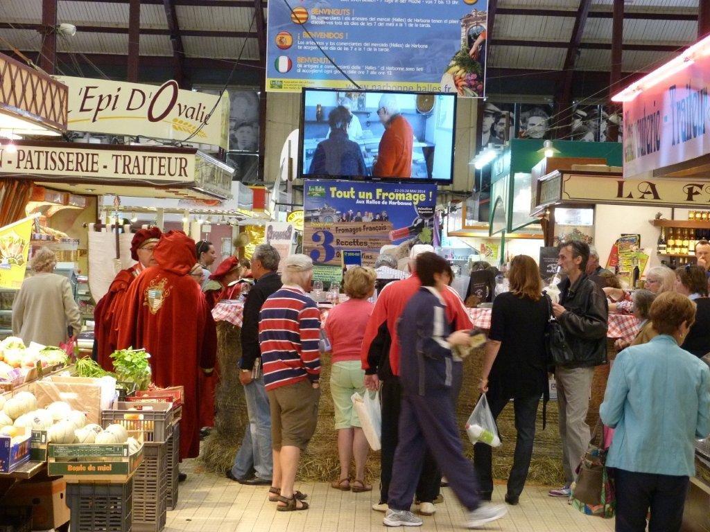 halles_narbonne_tout_un_fromage_aveyronnais_aop_fitou_confrerie_la_mesnie_roquefort_papillon_societe_fourme_d_ambert_bergers_larzac_23_mai_2014-60