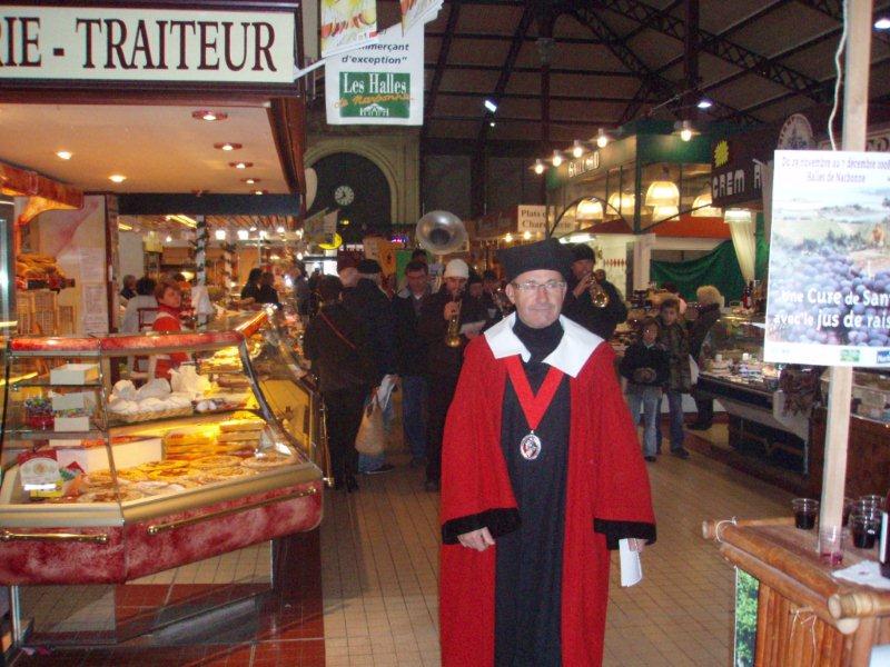 Halles_Narbonne_-_Cure_jus_de_raisin_&_Confreries_2008_(2)