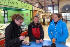 tour_de_france_a_pied_halles_narbonne_grandsudFM_laurent-granier_aurelie_derreumaux_17-04-2012-2