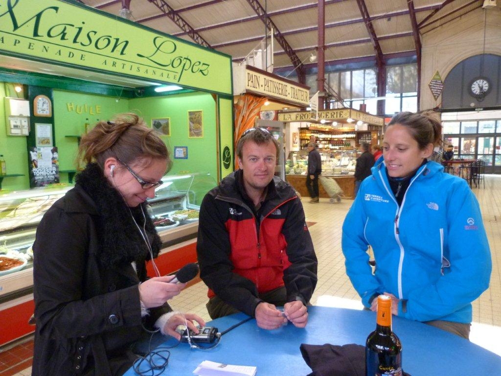 tour_de_france_a_pied_halles_narbonne_grandsudFM_laurent-granier_aurelie_derreumaux_17-04-2012-2