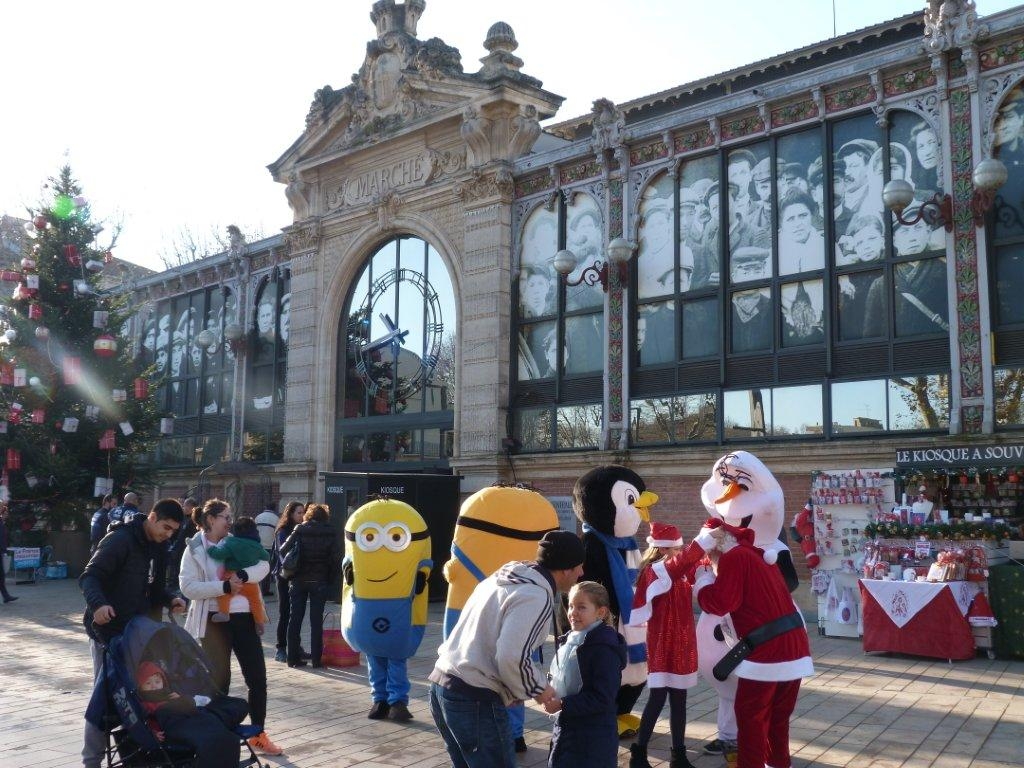halles_narbonne_noel_animation_pere_noel_mascottes_parade_banda_2016-03
