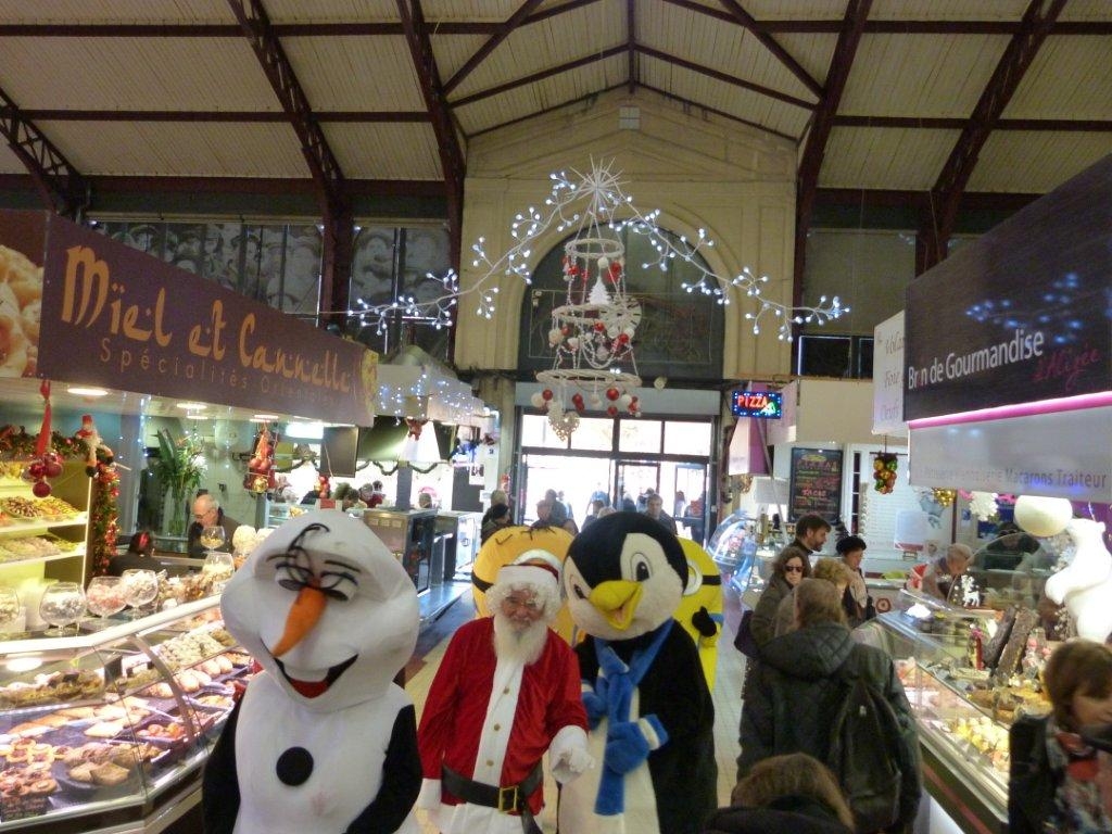 halles_narbonne_noel_animation_pere_noel_mascottes_parade_banda_2016-07