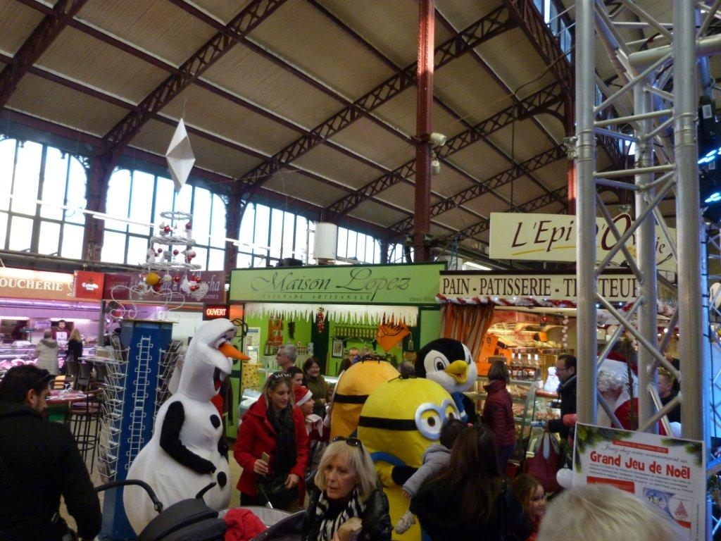 halles_narbonne_noel_animation_pere_noel_mascottes_parade_banda_2016-11