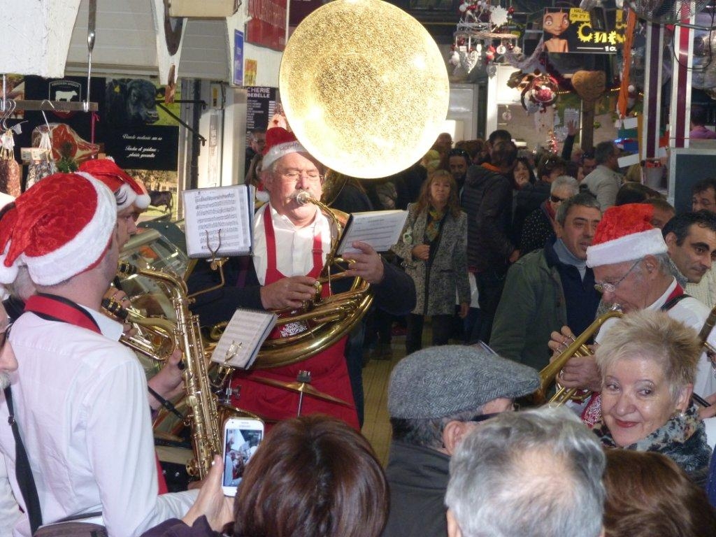 halles_narbonne_noel_animation_pere_noel_mascottes_parade_banda_2016-12