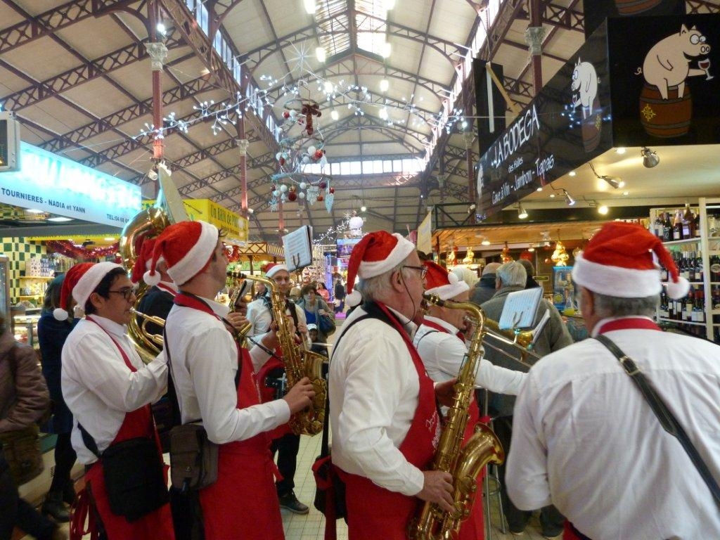 halles_narbonne_noel_animation_pere_noel_mascottes_parade_banda_2016-13