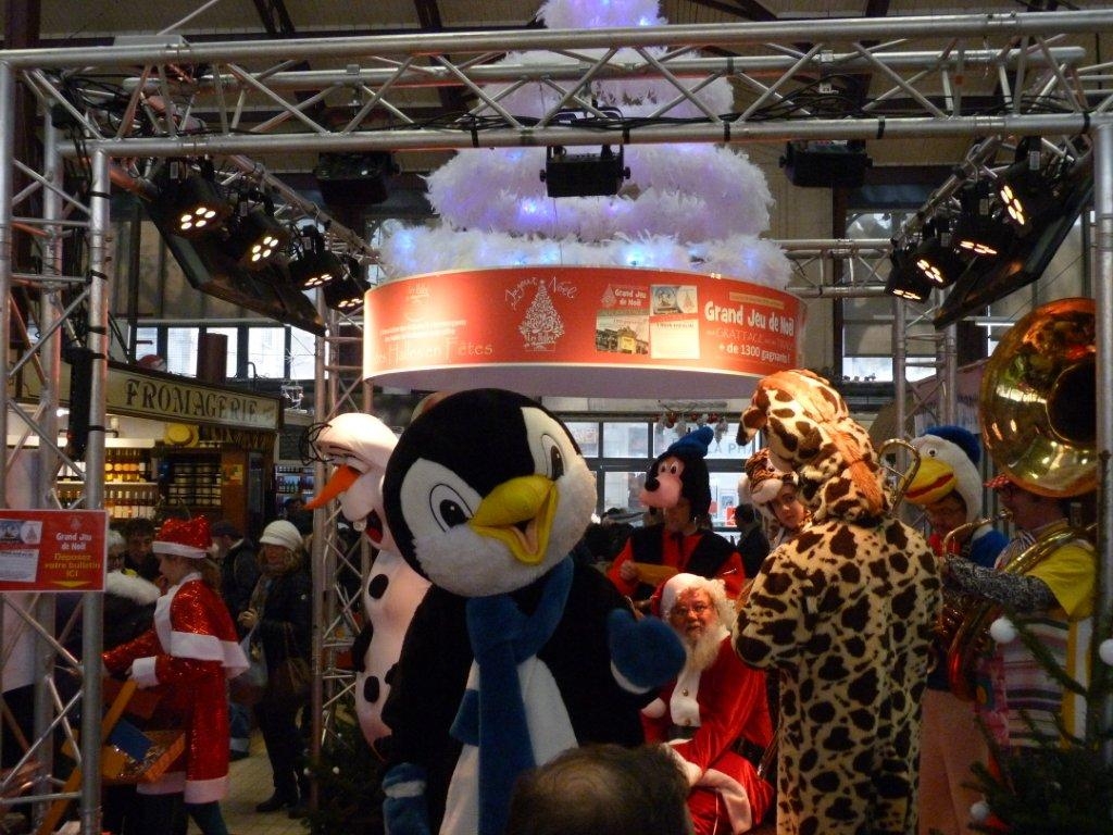 halles_narbonne_noel_animation_pere_noel_mascottes_parade_fanfare_2016-03