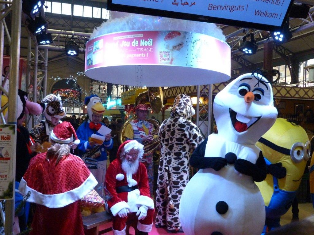 halles_narbonne_noel_animation_pere_noel_mascottes_parade_fanfare_2016-05