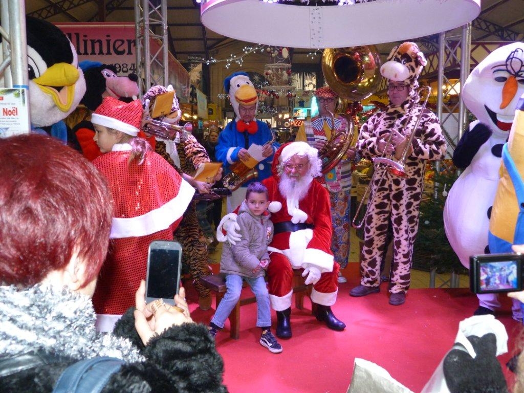 halles_narbonne_noel_animation_pere_noel_mascottes_parade_fanfare_2016-06