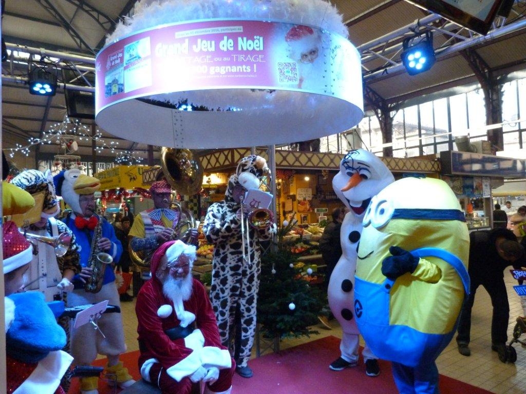 halles_narbonne_noel_animation_pere_noel_mascottes_parade_fanfare_2016-08
