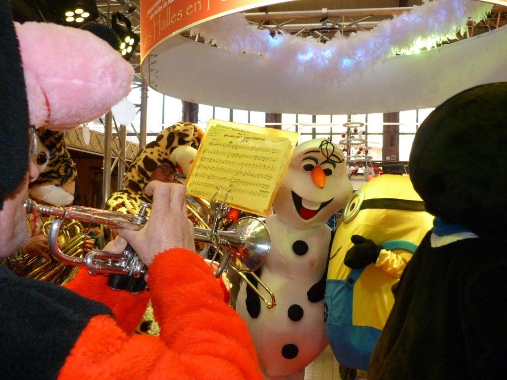 halles_narbonne_noel_animation_pere_noel_mascottes_parade_fanfare_2016-09