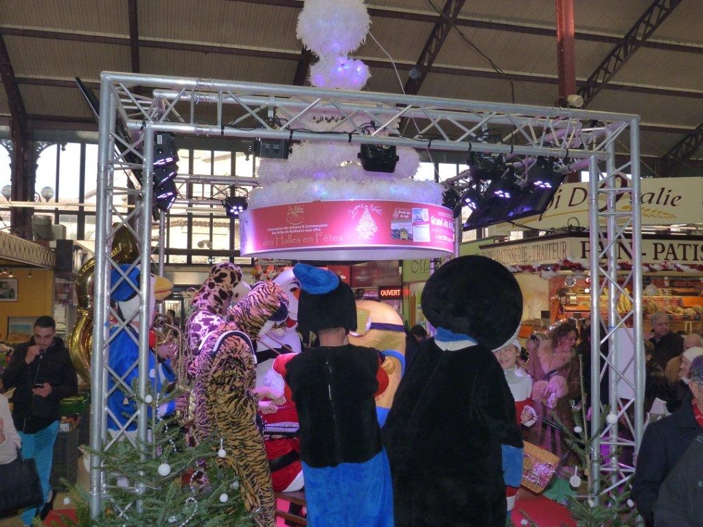 halles_narbonne_noel_animation_pere_noel_mascottes_parade_fanfare_2016-10
