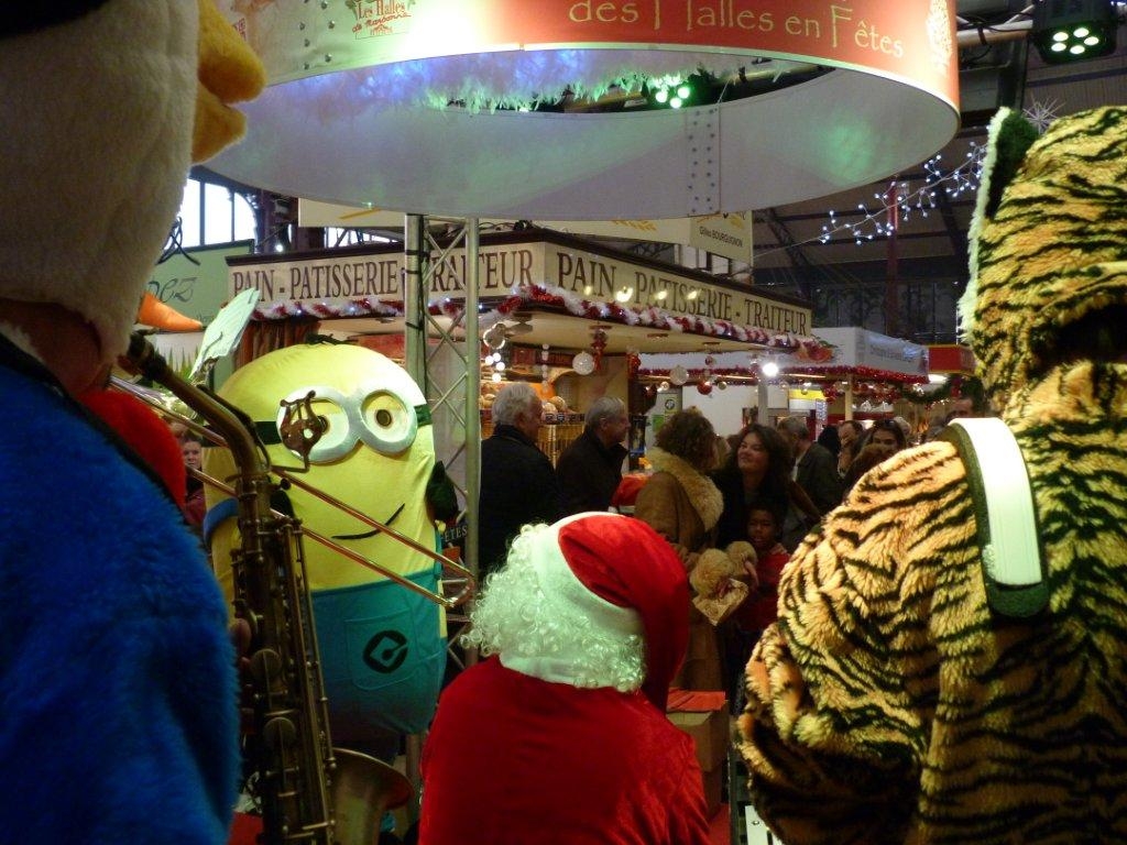 halles_narbonne_noel_animation_pere_noel_mascottes_parade_fanfare_2016-11
