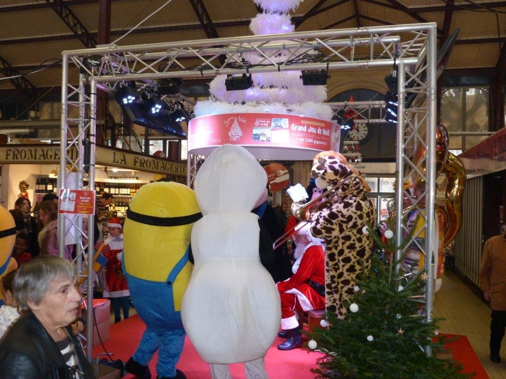 halles_narbonne_noel_animation_pere_noel_mascottes_parade_fanfare_2016-12