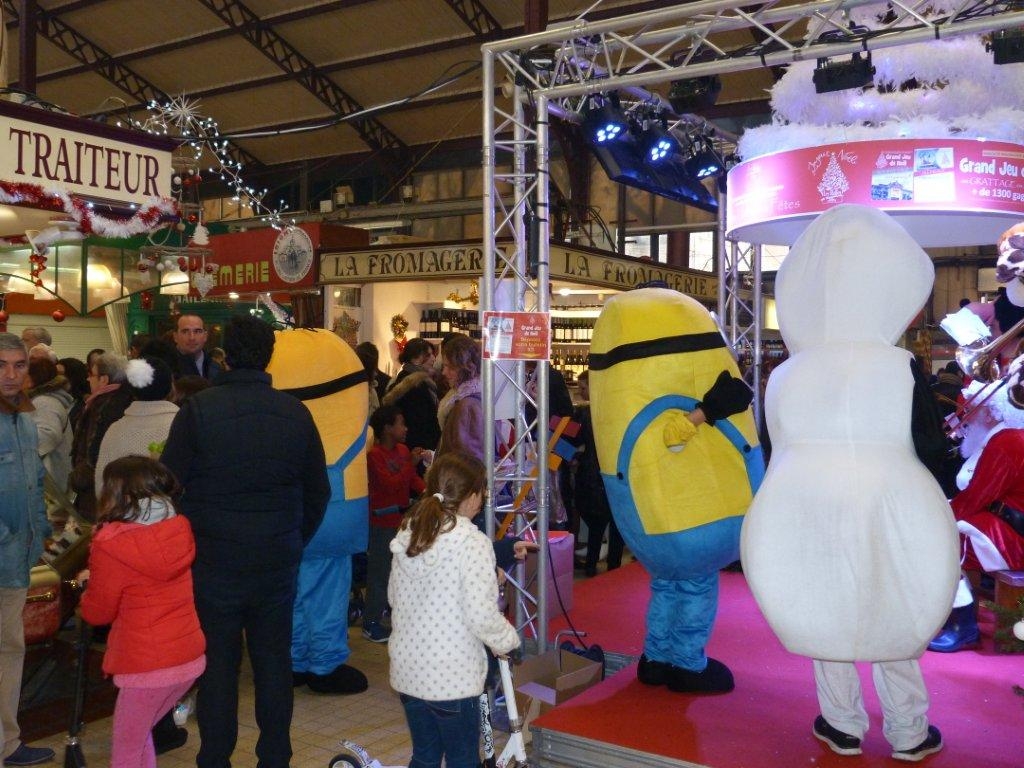 halles_narbonne_noel_animation_pere_noel_mascottes_parade_fanfare_2016-13