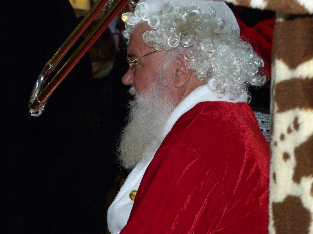 halles_narbonne_noel_animation_pere_noel_mascottes_parade_fanfare_2016-14
