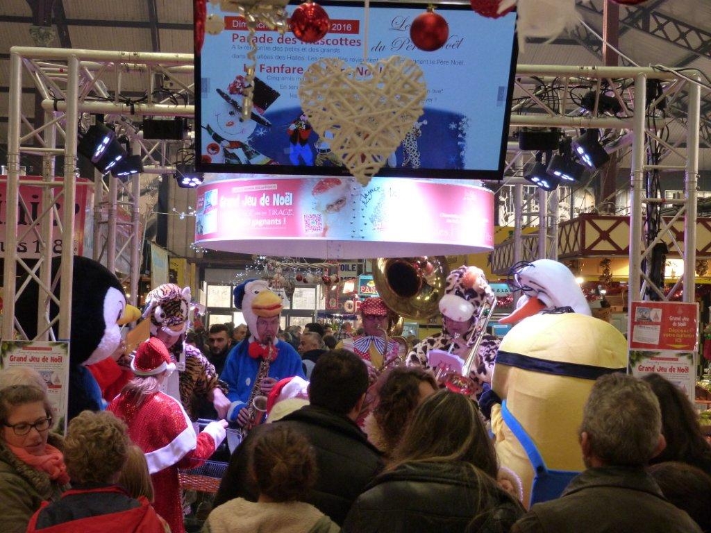 halles_narbonne_noel_animation_pere_noel_mascottes_parade_fanfare_2016-15