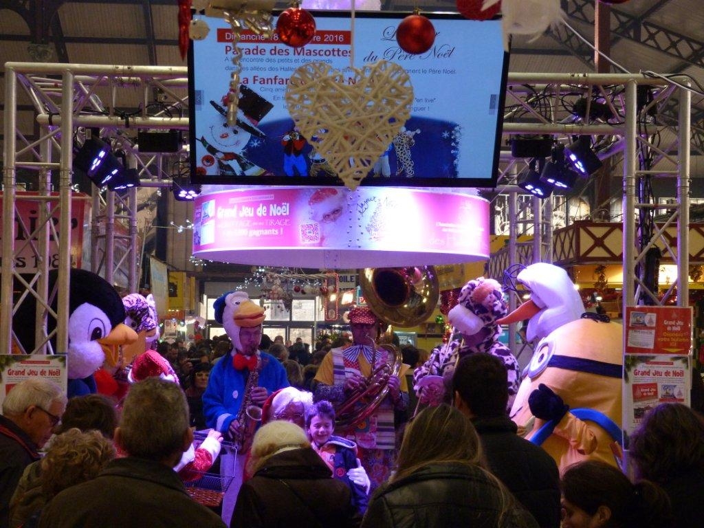 halles_narbonne_noel_animation_pere_noel_mascottes_parade_fanfare_2016-16
