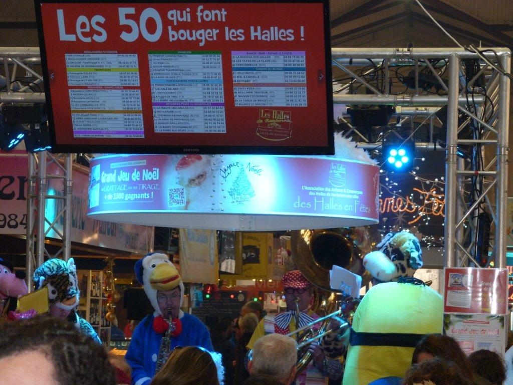 halles_narbonne_noel_animation_pere_noel_mascottes_parade_fanfare_2016-18