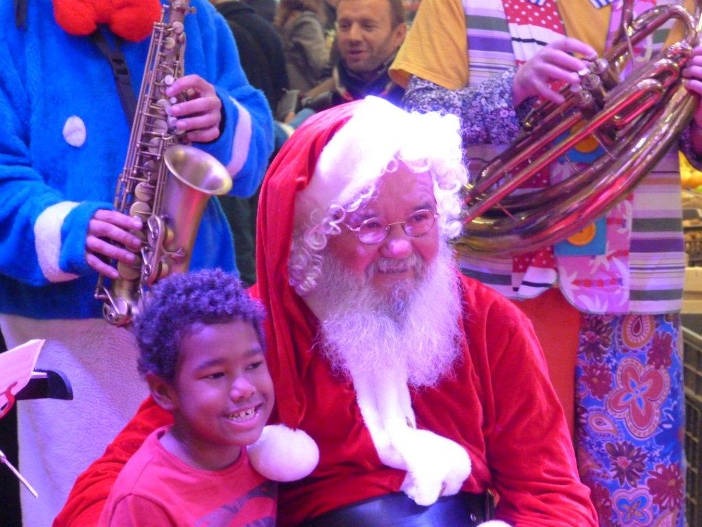 halles_narbonne_noel_animation_pere_noel_mascottes_parade_fanfare_2016-19