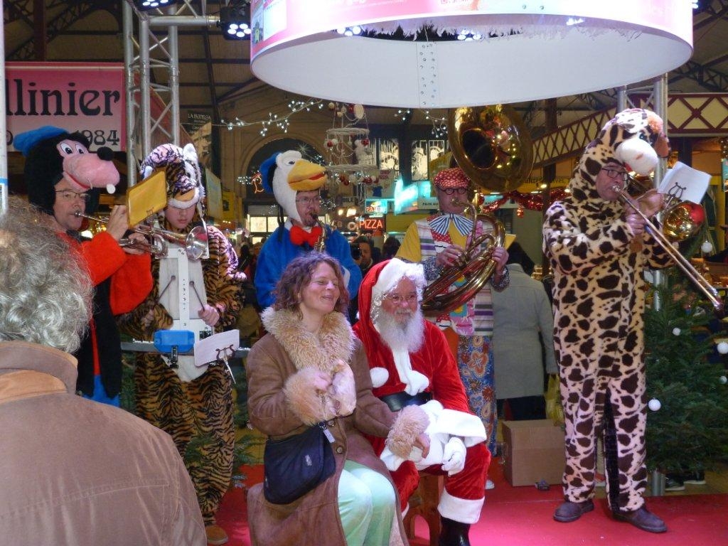 halles_narbonne_noel_animation_pere_noel_mascottes_parade_fanfare_2016-20