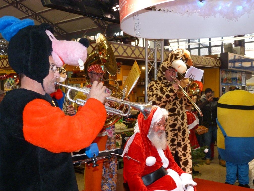 halles_narbonne_noel_animation_pere_noel_mascottes_parade_fanfare_2016-21