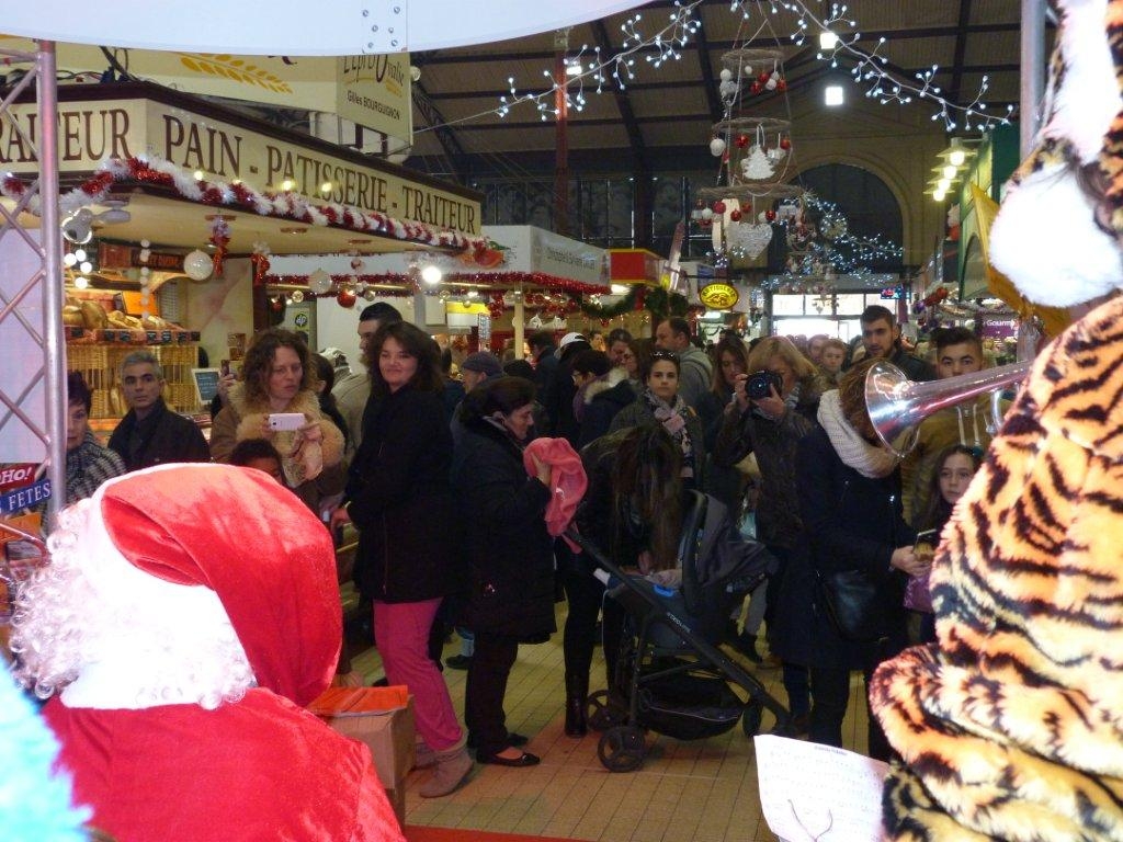 halles_narbonne_noel_animation_pere_noel_mascottes_parade_fanfare_2016-22