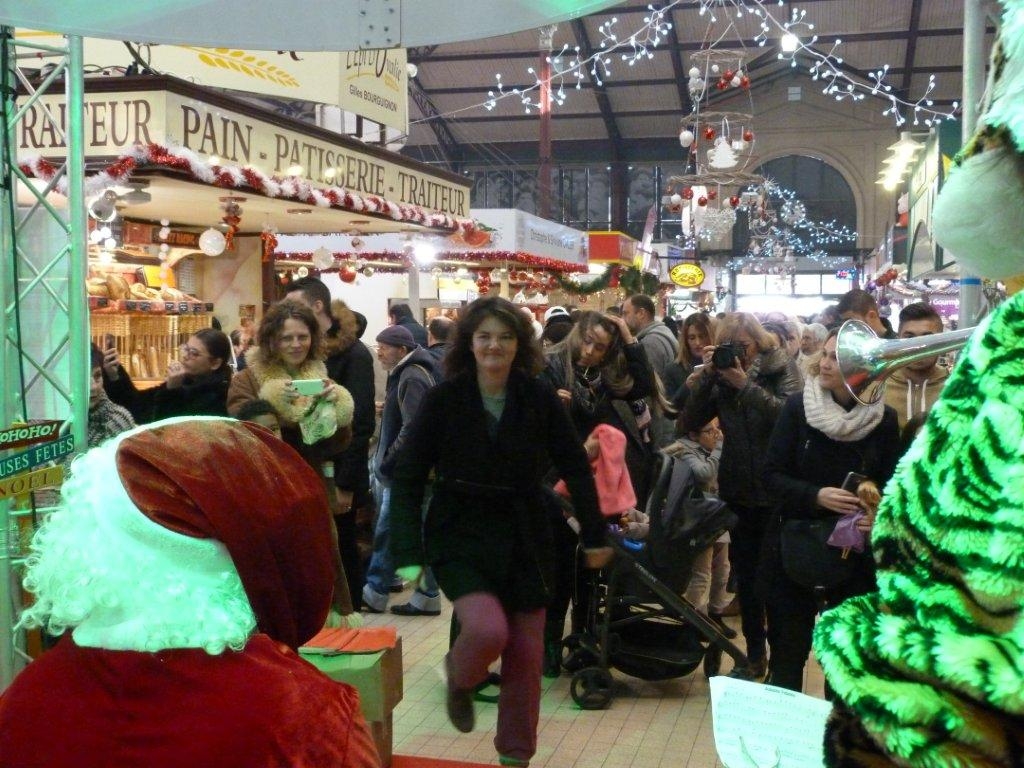 halles_narbonne_noel_animation_pere_noel_mascottes_parade_fanfare_2016-23