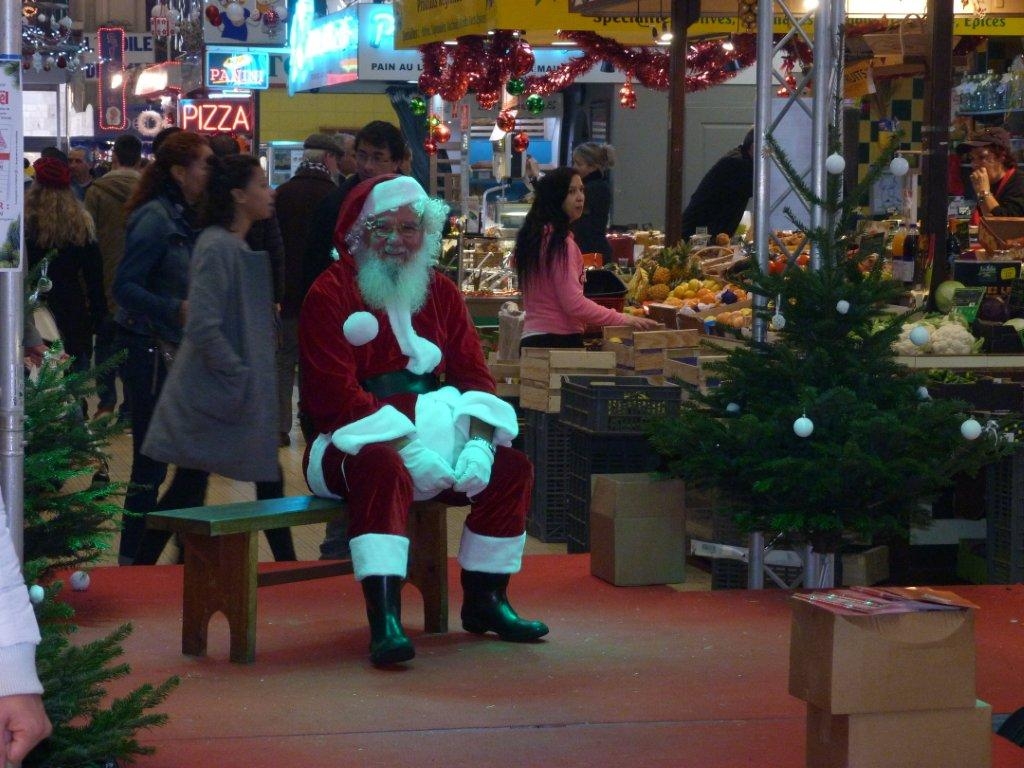 halles_narbonne_noel_animation_pere_noel_mascottes_parade_fanfare_2016-25