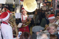 halles_narbonne_noel_animation_pere_noel_mascottes_parade_banda_2016-12