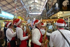 halles_narbonne_noel_animation_pere_noel_mascottes_parade_banda_2016-13