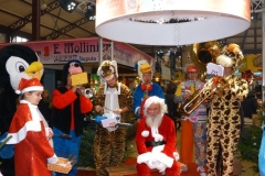 halles_narbonne_noel_animation_pere_noel_mascottes_parade_fanfare_2016-07