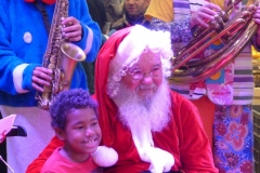 halles_narbonne_noel_animation_pere_noel_mascottes_parade_fanfare_2016-19