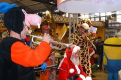 halles_narbonne_noel_animation_pere_noel_mascottes_parade_fanfare_2016-21