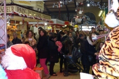 halles_narbonne_noel_animation_pere_noel_mascottes_parade_fanfare_2016-22