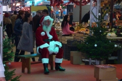 halles_narbonne_noel_animation_pere_noel_mascottes_parade_fanfare_2016-25