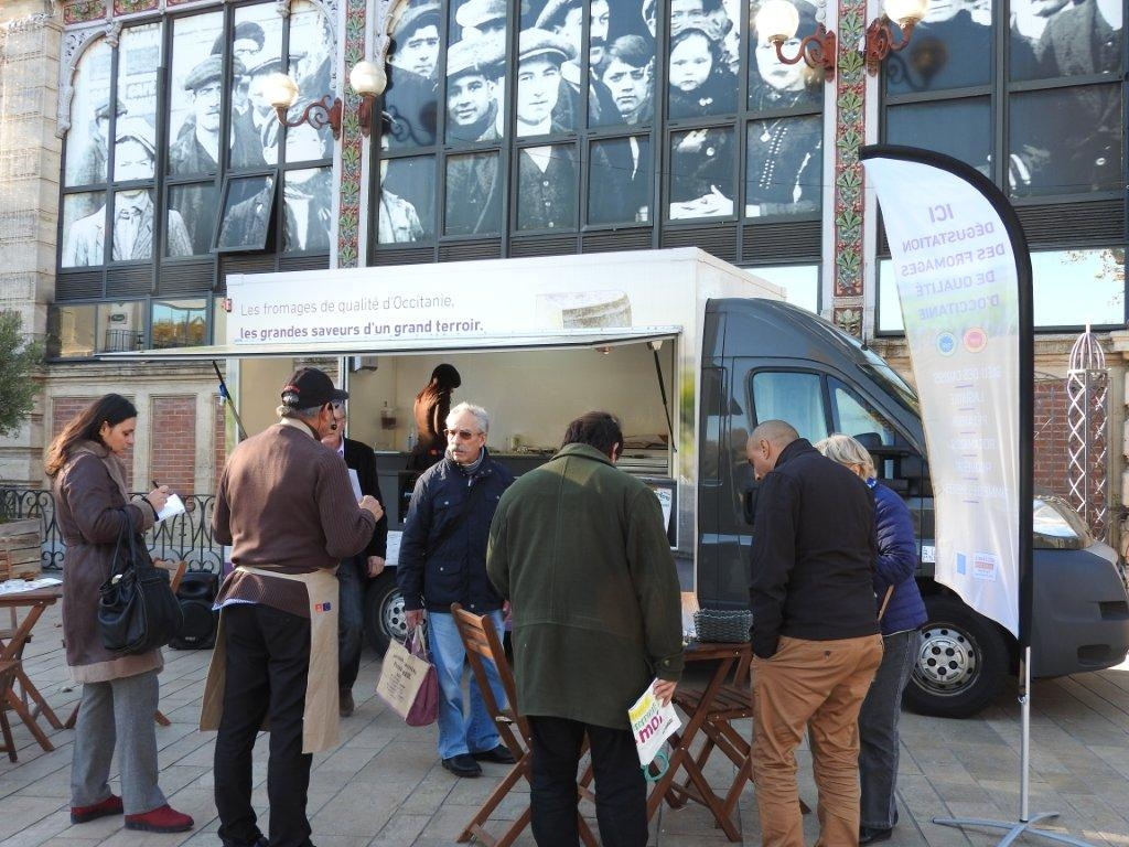 halles_narbonne_fromage_occitanie_irqualim_degustation_pelardon_rocamadour_bleu-des-causses_roquefort_tomme-pyrenees_laguiole_aop_igp03