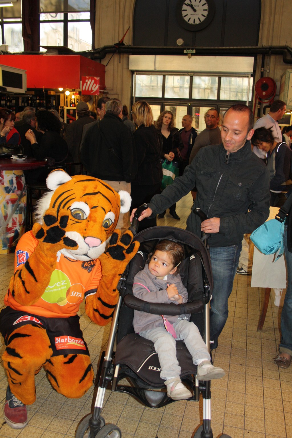 halles_narbonne_paques_omelette_jeanclaude_dreyfus_medaille_touristique_triporteur_rcnm_tignous_pinpin_cocotte_2012-36