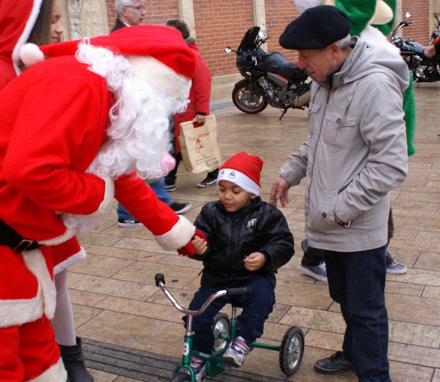33-les_halles_de_narbonne_animation_promotion_photos_pere_noel_mardi-24-12-2013-