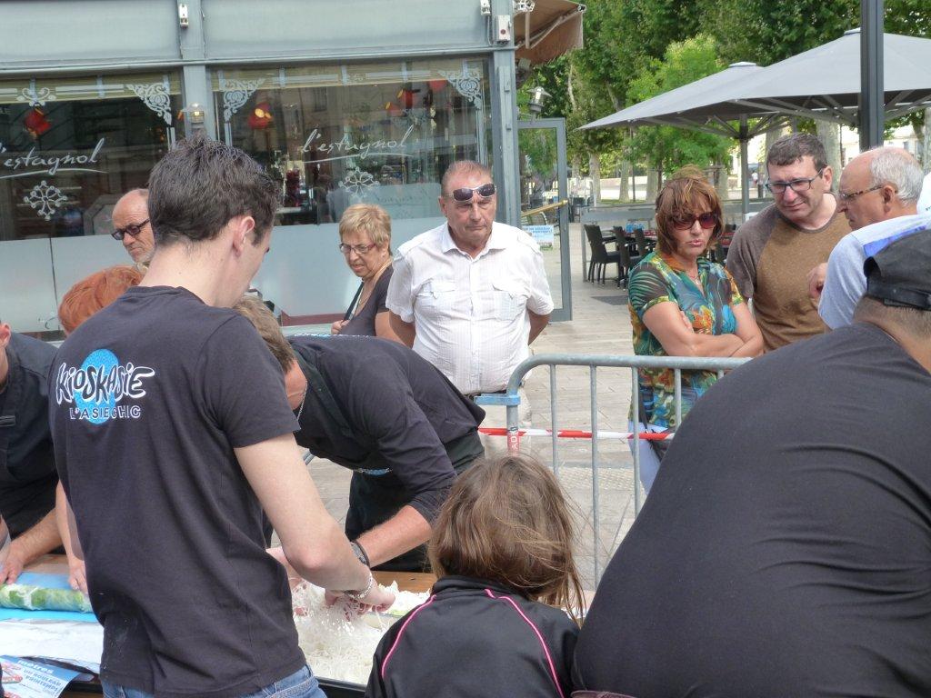 les_halles_de_narbonne_animation_rouleau_de_printemps_kioskasie_2015-29