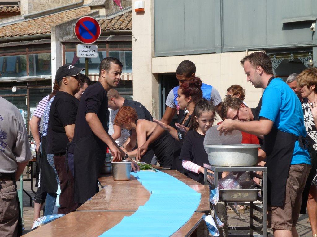 les_halles_de_narbonne_animation_rouleau_de_printemps_kioskasie_2015-37