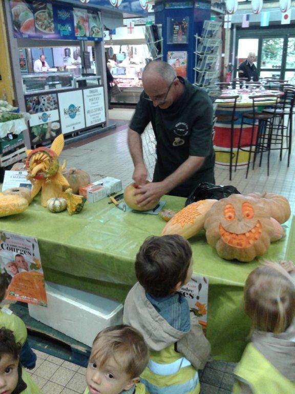 halles_narbonne_semaine_du_gout_courges_sculpteur_eric_berthault_cakes_soupes_degustation_animation_2015-09