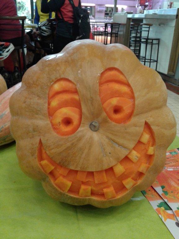 halles_narbonne_semaine_du_gout_courges_sculpteur_eric_berthault_cakes_soupes_degustation_animation_2015-12