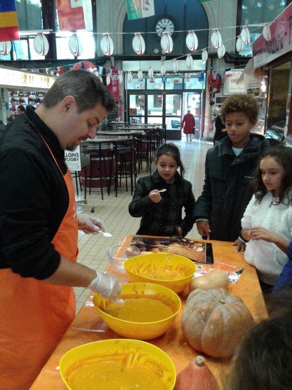 halles_narbonne_semaine_du_gout_courges_sculpteur_eric_berthault_cakes_soupes_degustation_animation_2015-13