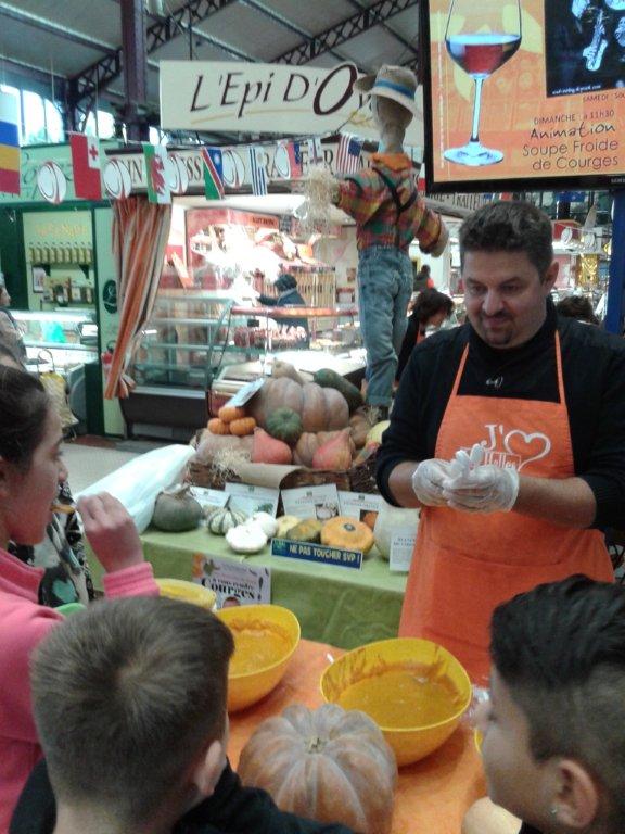 halles_narbonne_semaine_du_gout_courges_sculpteur_eric_berthault_cakes_soupes_degustation_animation_2015-14