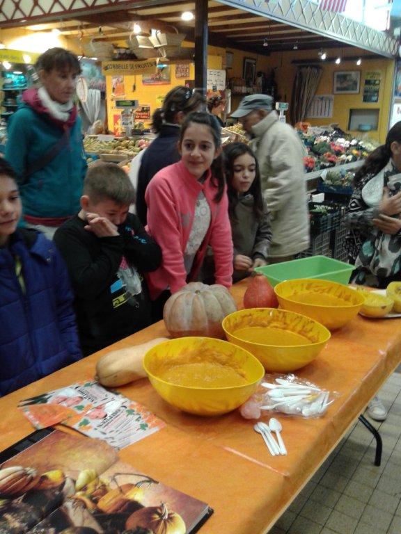 halles_narbonne_semaine_du_gout_courges_sculpteur_eric_berthault_cakes_soupes_degustation_animation_2015-22