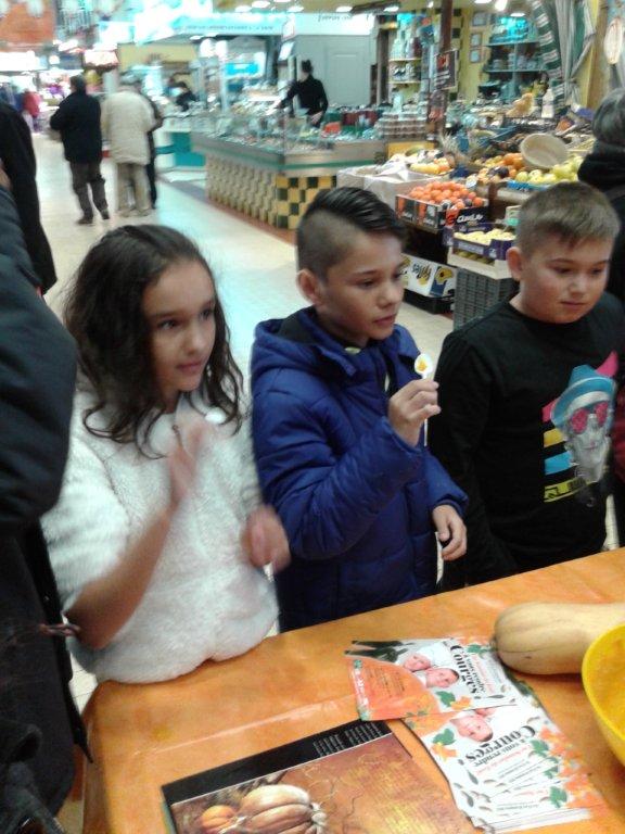 halles_narbonne_semaine_du_gout_courges_sculpteur_eric_berthault_cakes_soupes_degustation_animation_2015-25